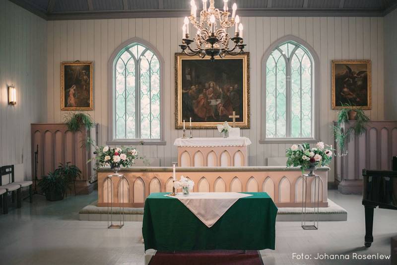   Aivan Linnan kupeessa sijaitseva, vuonna 1761 käyttöön vihitty Mustion kirkko on ympärivuotisessa käytössä.